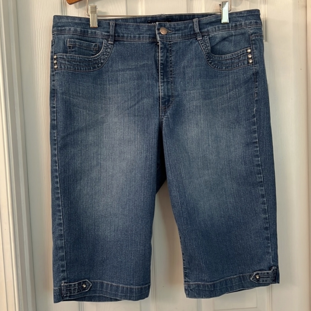 Medium Blue Bermuda Shorts, size 18, Bandolino Brady